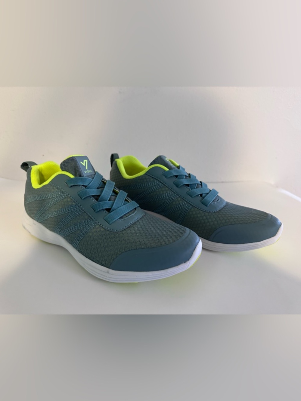 Vionic Women’s Teal With Neon Accents Comfy Walking Shoes Size 8